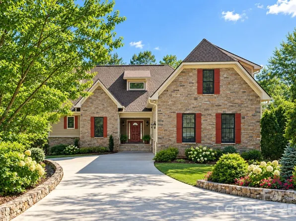 16 Winterberry Dr, Hendersonville, NC 28739