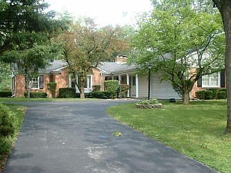 Enter via the driveway of tis superb home!!!!