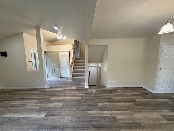 4th image of 210 E Spruce Ave #B