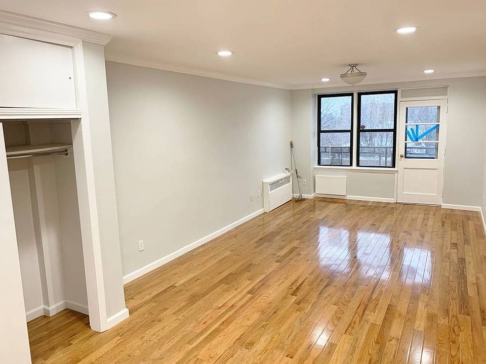 1st image of 2534 Crescent St APT 4D
