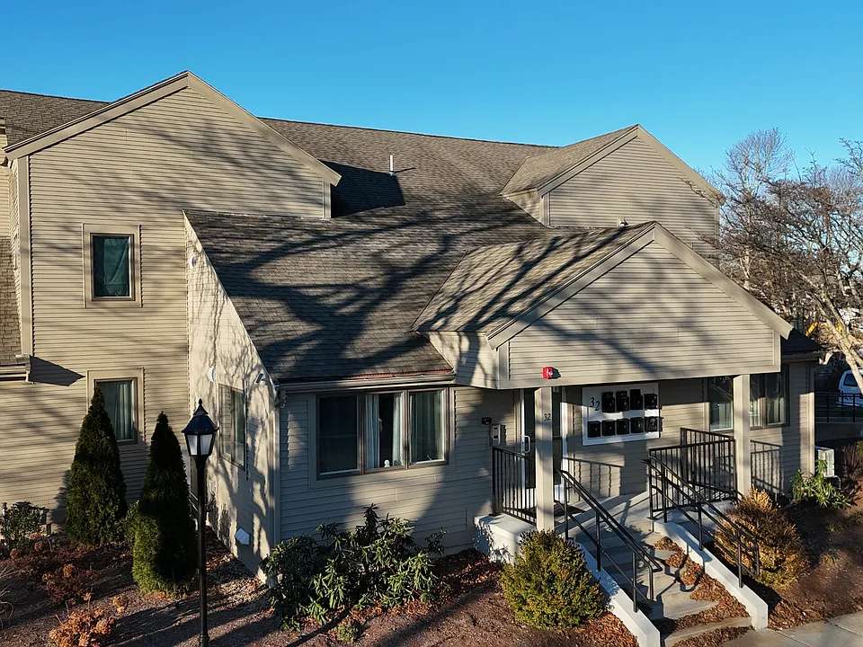 32 E Main St