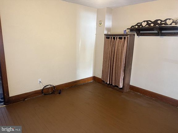 5th image of 267 Main St