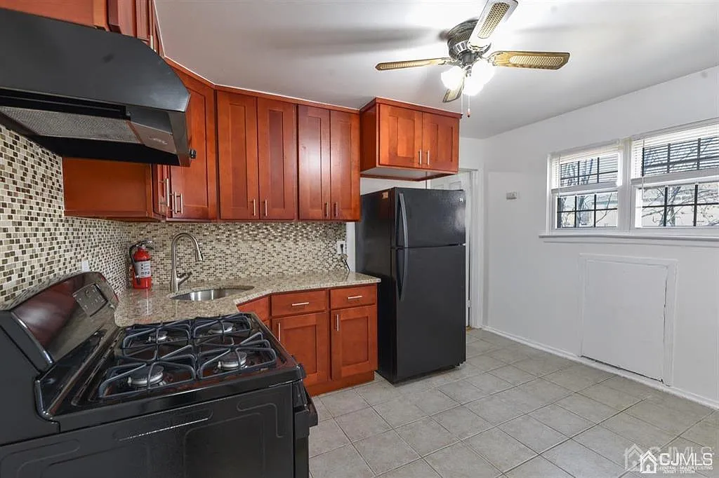 2 bed, 1.0 bath, 884 sqft, $2,100 — Photo 3