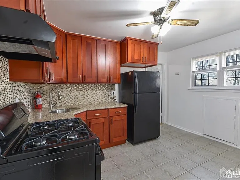 204 College Dr — Photo 3