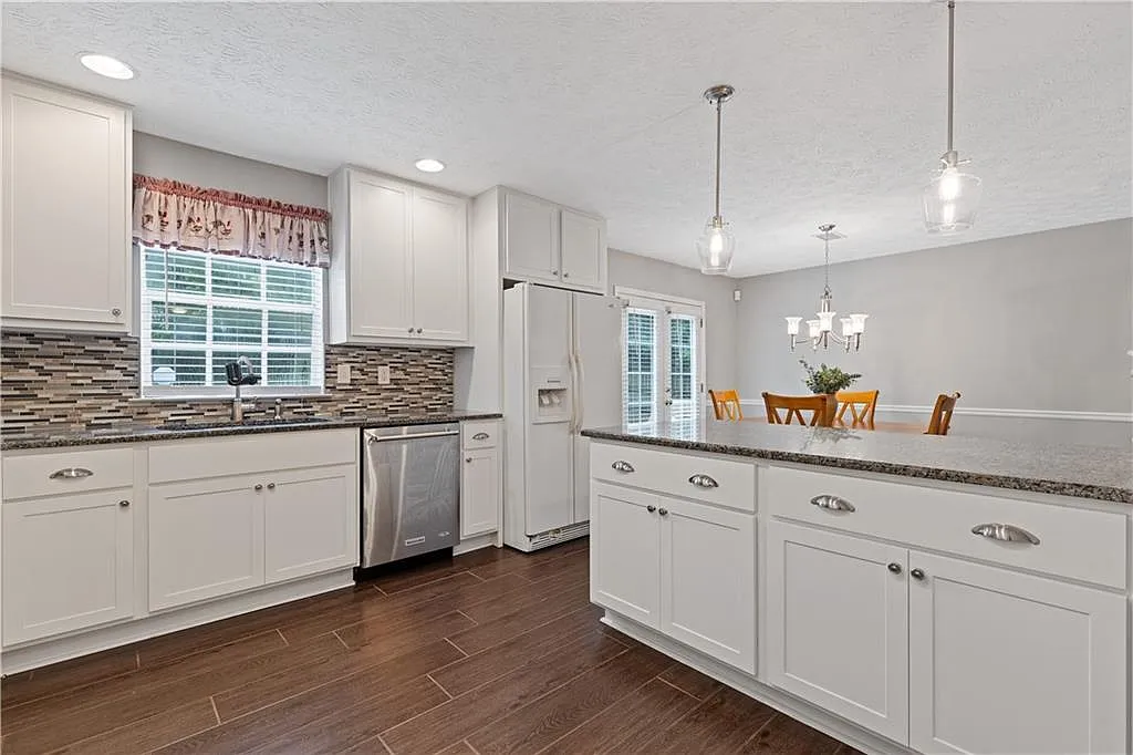 4 bed, 2.5 bath, 2046 sqft, $2,395 — Photo 4