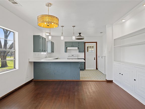 3rd image of 207 W Mesquite