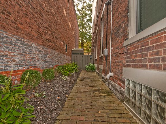 Private sidewalk to side