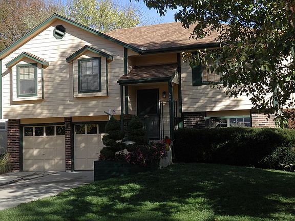 3rd image of 609 NE Mimosa Dr