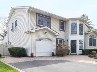 8 Pequa Ln, Commack, NY 11725