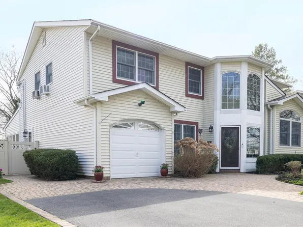 8 Pequa Lane, Commack, NY 11725