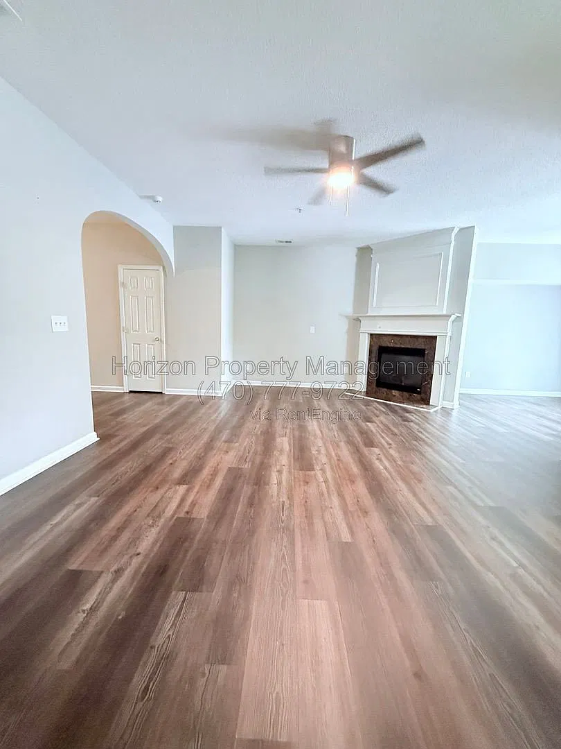 3 bed, 2.5 bath, 1639 sqft, $2,050 — Photo 4