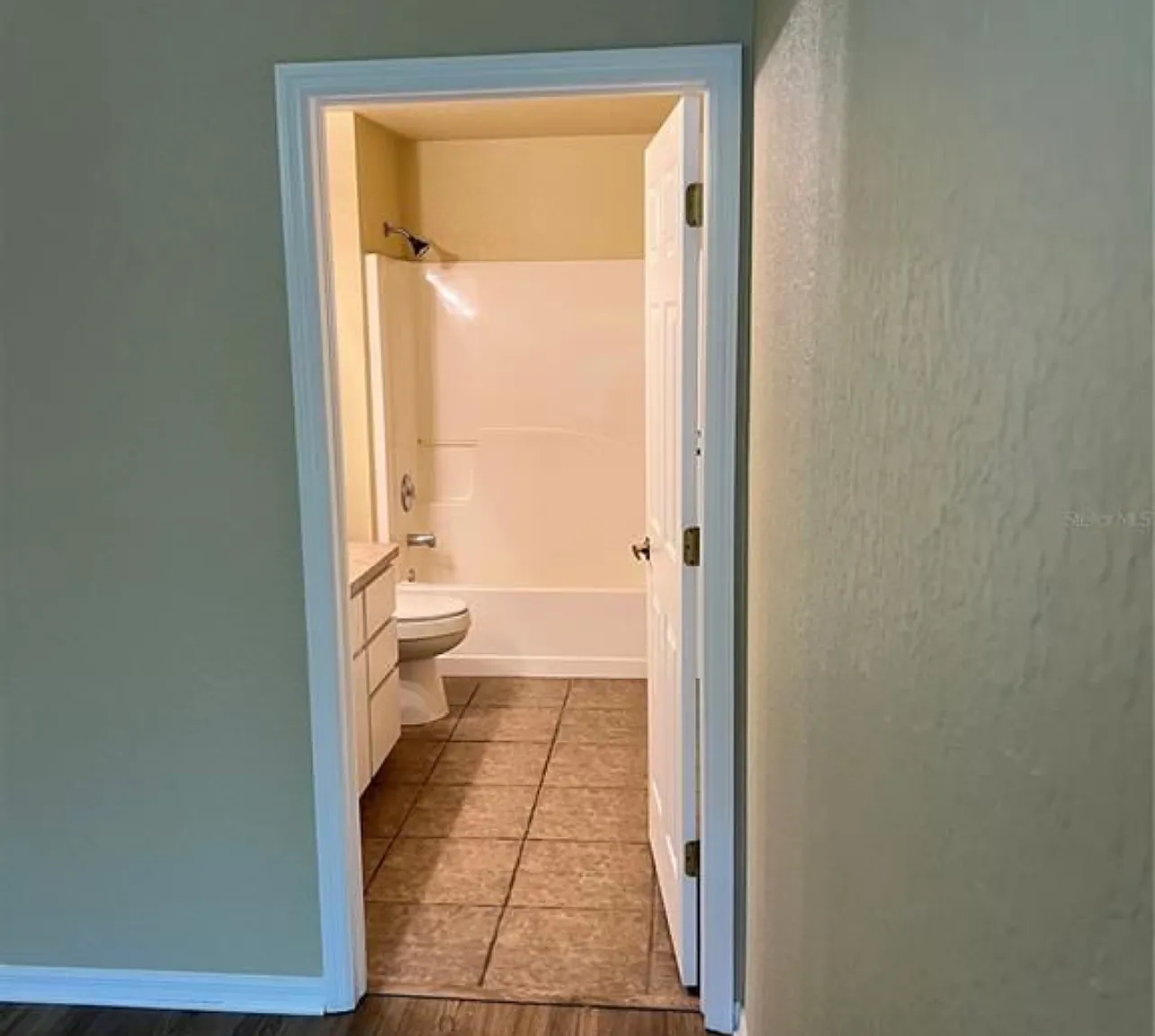 2 bed, 1050 sqft, $1,800 — Photo 4