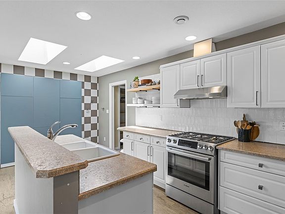 4th image of 225 Crabapple Cres
