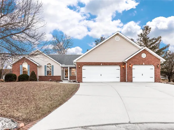 7521 S Ridge Ct, Maryville, IL 62062