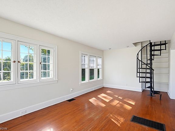 3rd image of 366 Riverside Dr