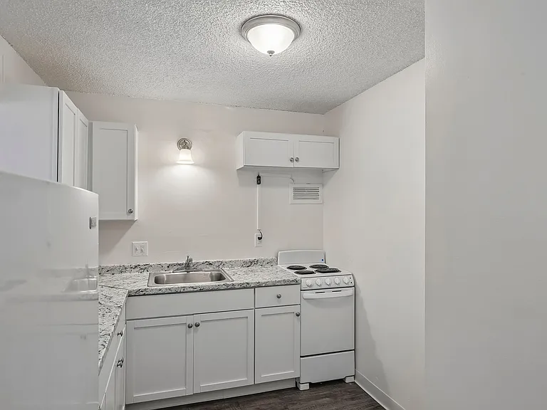 Riverview Apartments — Photo 37