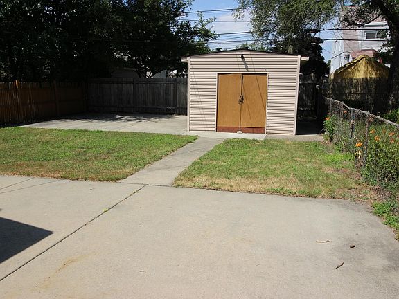 2nd image of 1429 E Jarvis Ave