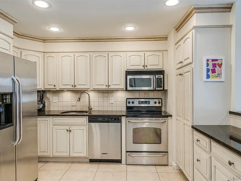 100 Woodlake Dr W — Photo 5