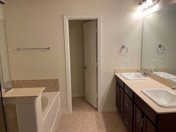 2nd image of 2824 Castle Creek Dr
