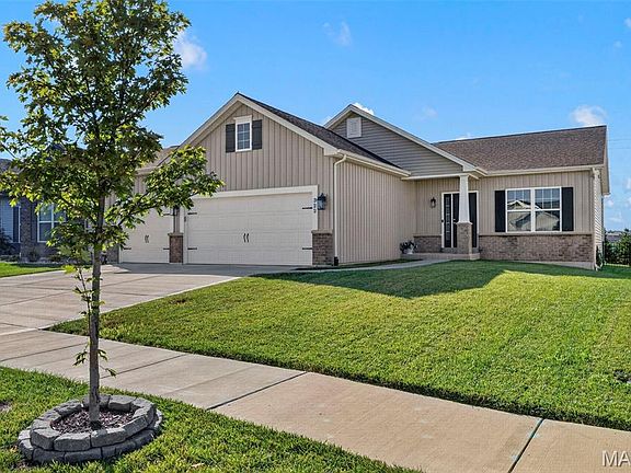 3rd image of 322 Summer Glen Ln
