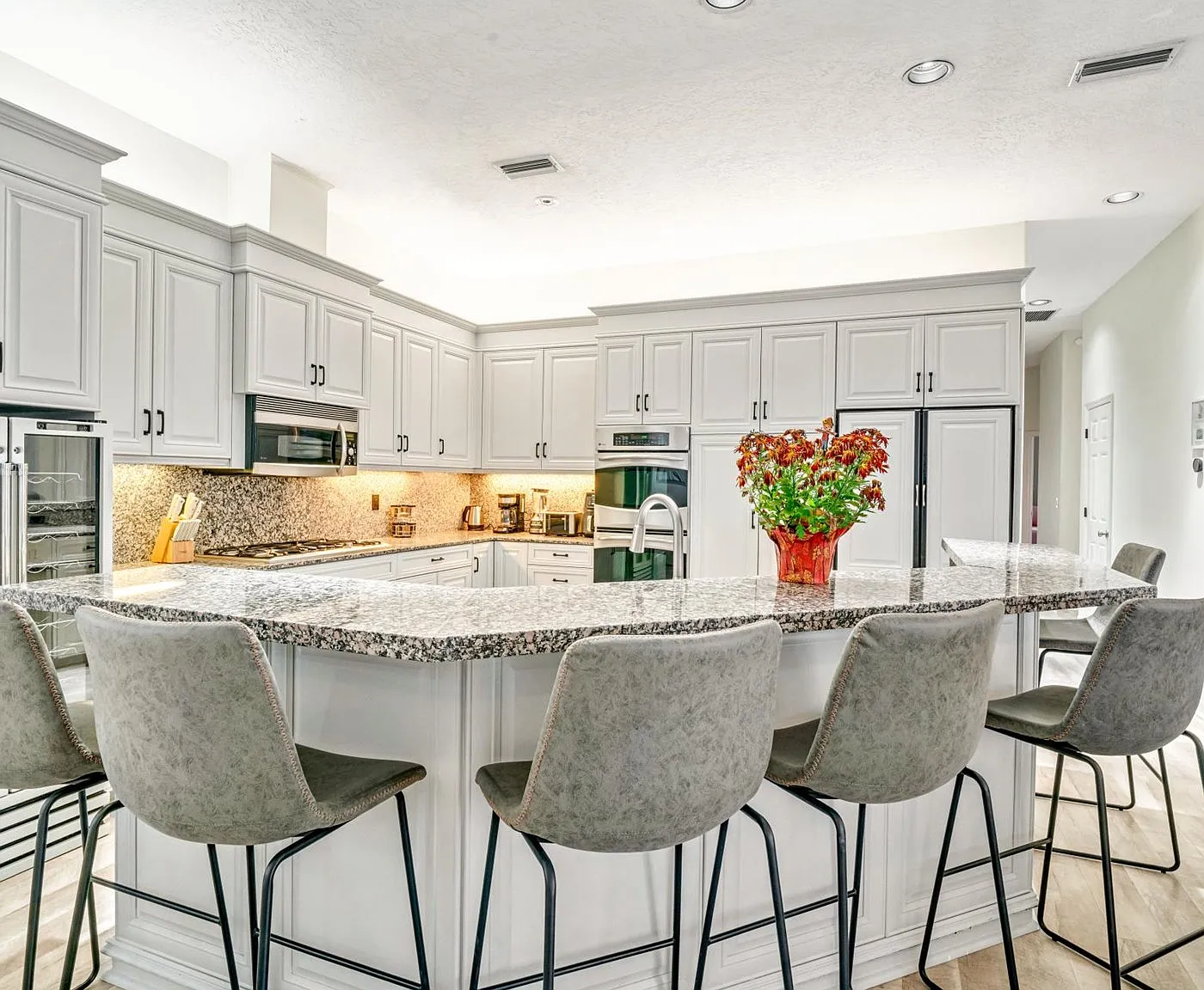 6 bed, 6123 sqft, $37,000 — Photo 2