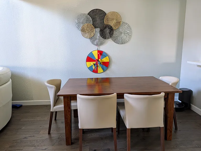 Dinig area with furniture ( note furniture is not included)
