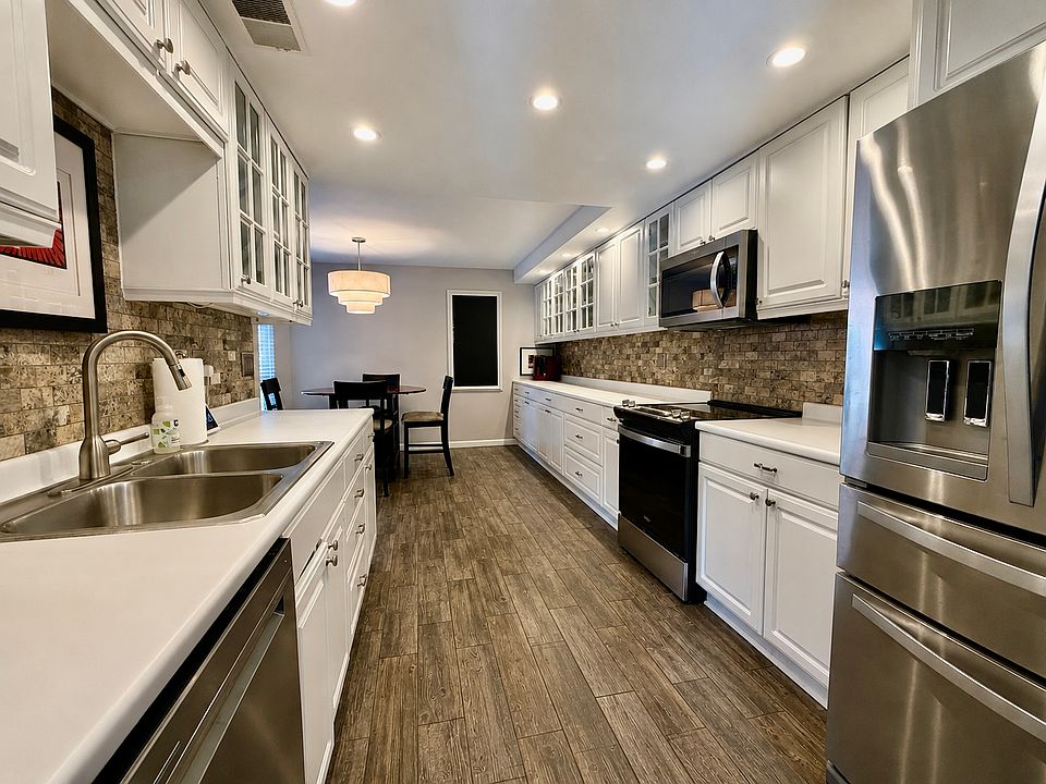 Fully equipped kitchen service for 12+, all new appliances, ceramic tile floor, lots of cabinetry