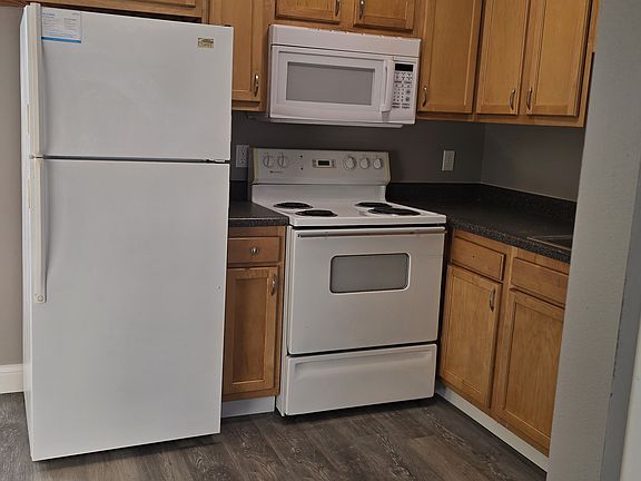 3rd image of 3604 Park Crest Dr #J