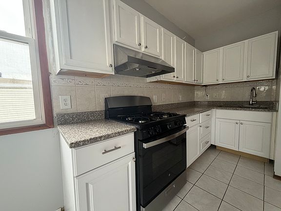 3rd image of 22 Paterson St Floor 3