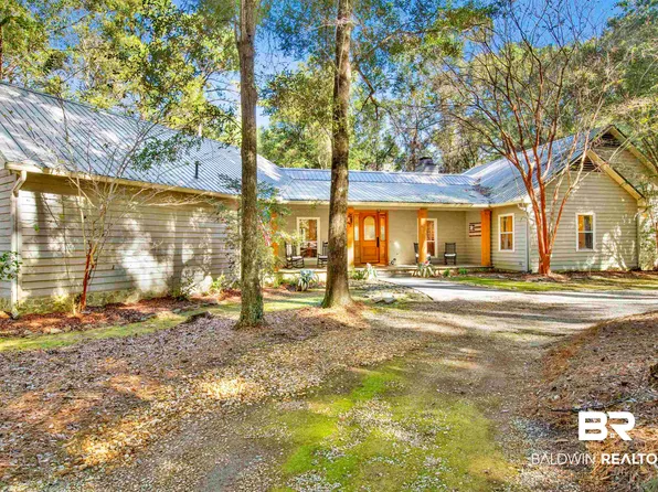 15 Woods Ave, Fairhope, AL 36532