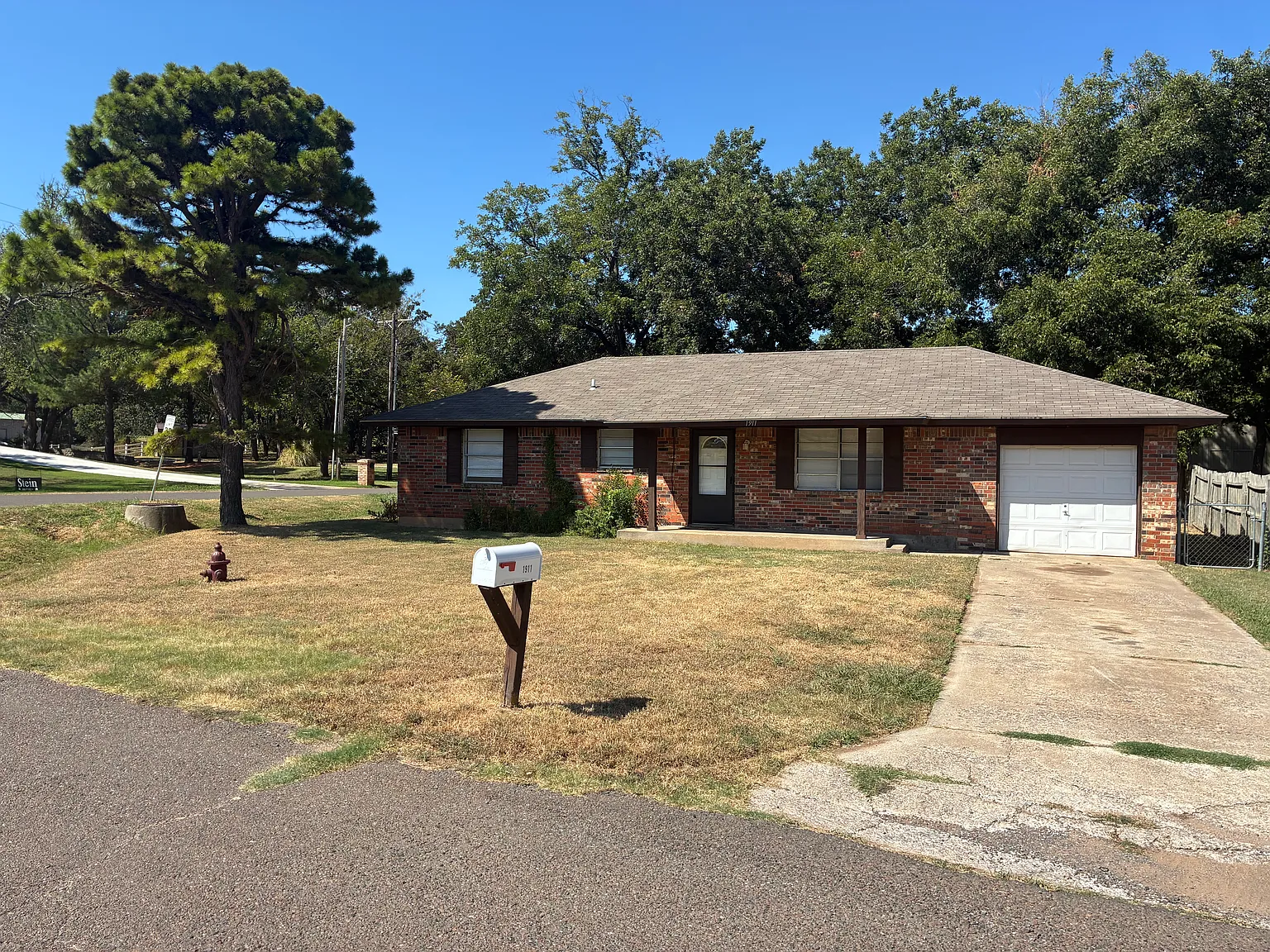 3 bed, 1.5 bath, 1050 sqft, $1,200 — Photo 2