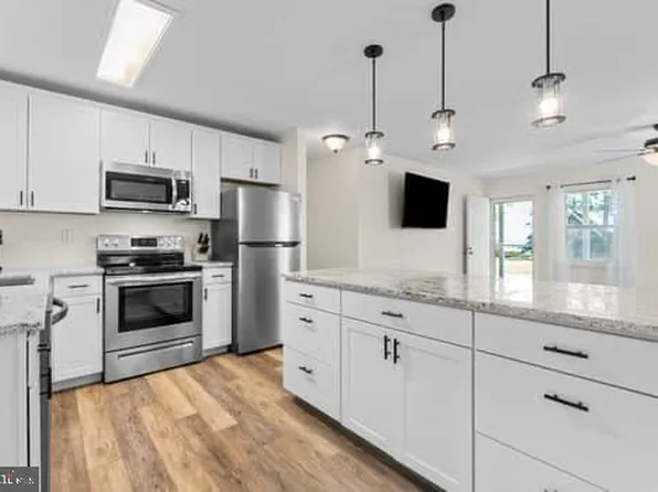 450 Warner Ln, Hague, VA 22469