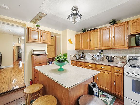 5th image of 329 Ashford St