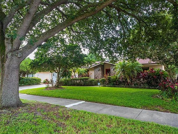 2nd image of 829 Coquina Ct