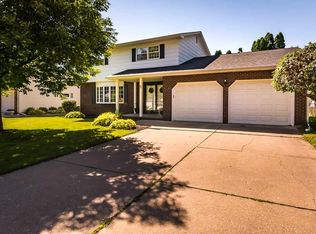 13 Imperial Ct, Davenport, IA 52807