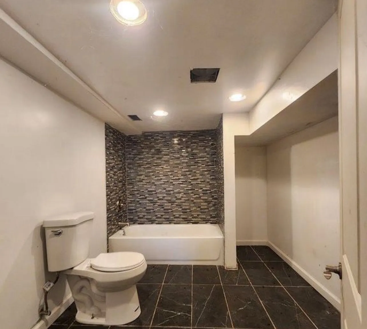 Studio, 450 sqft, $950 — Photo 3