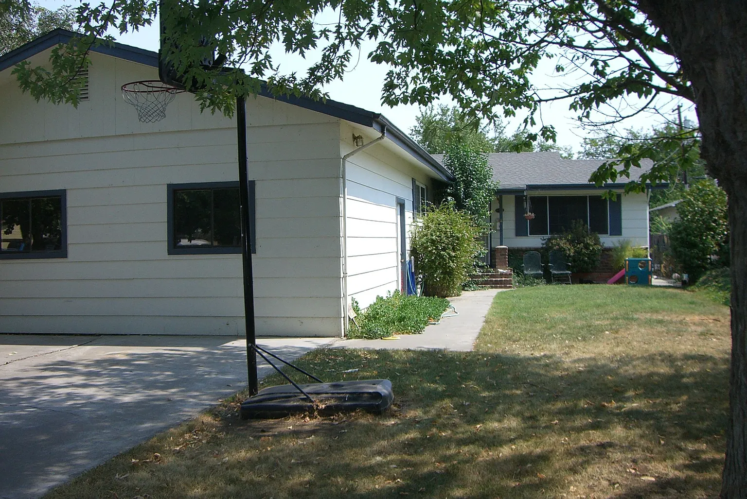 636 S Lassen St photo 1
