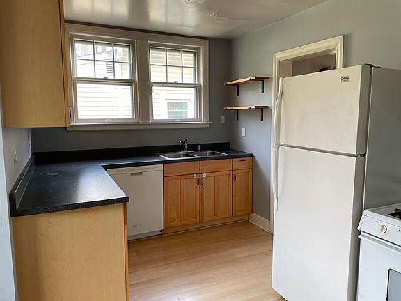 4th image of 927 Woodlawn Ave