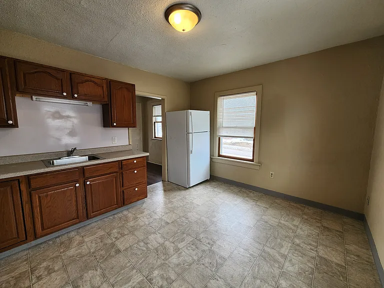 604 1/2 W Seerley Blvd — Photo 3