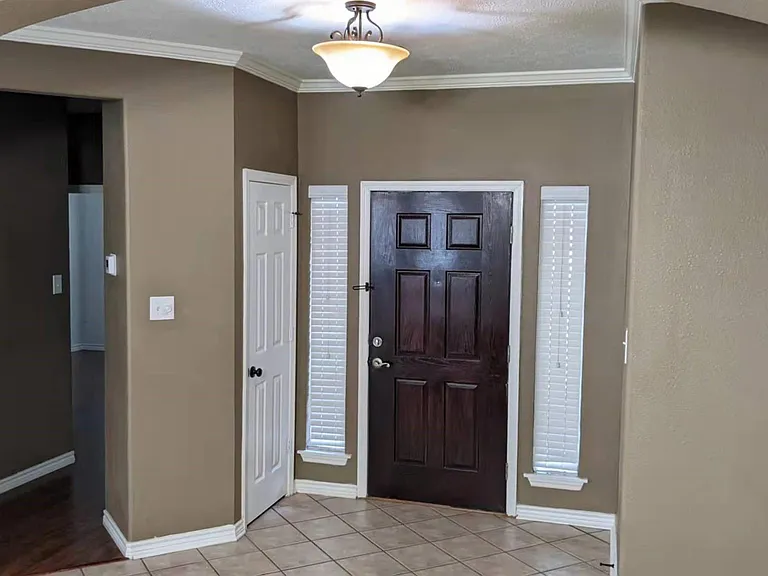 5602 Walkabout Way — Photo 2
