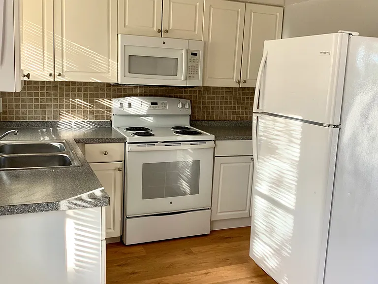 410 Palm Ave #B — Photo 6