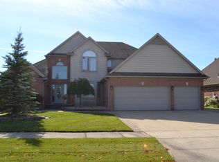 19356 Lakeland Dr, Macomb, MI 48044