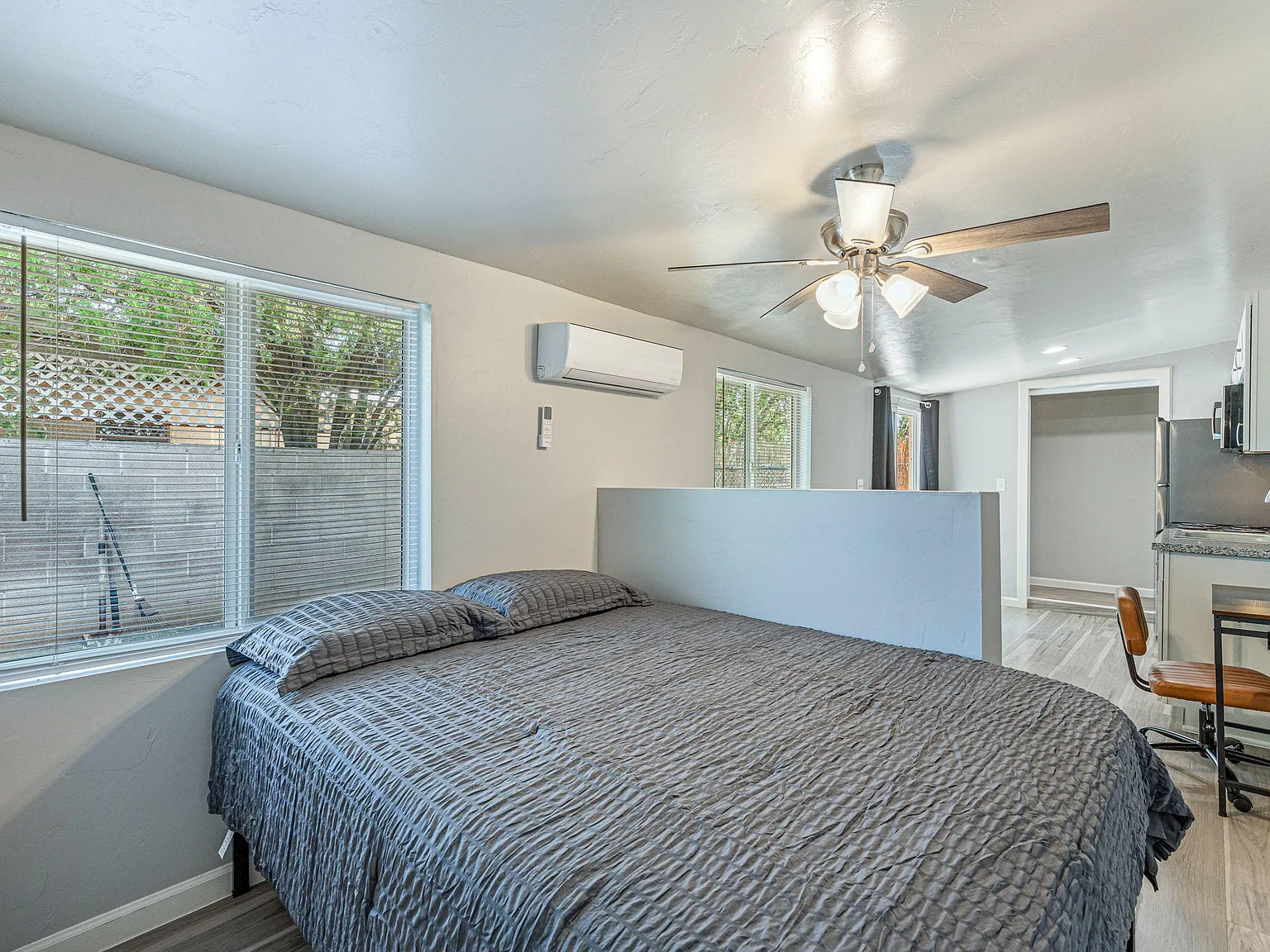 1 bed, 1.0 bath, 300 sqft, $1,364 — Photo 2