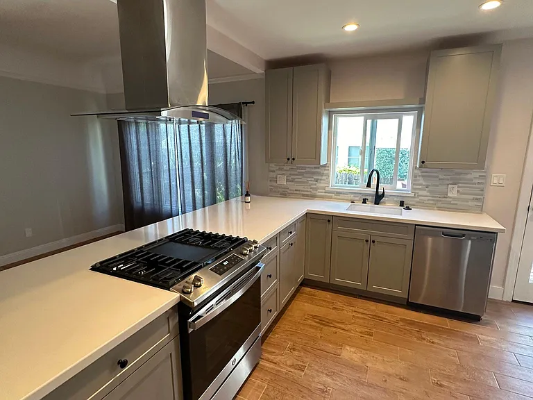 845 N Kilkea Dr — Photo 2
