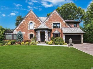 60 Foxcroft Rd, Manhasset, NY 11030