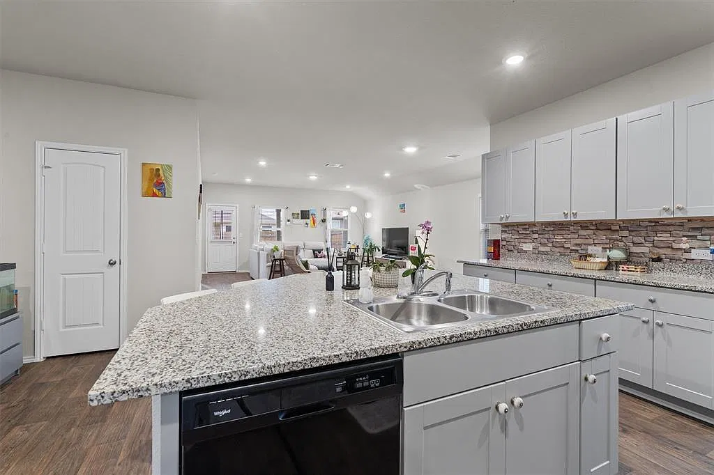 4 bed, 2.0 bath, 2101 sqft, $2,250 — Photo 3