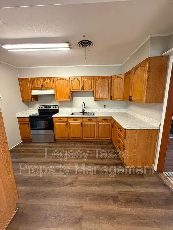 3 bed, 1.0 bath, 1337 sqft, $1,550 — Photo 3