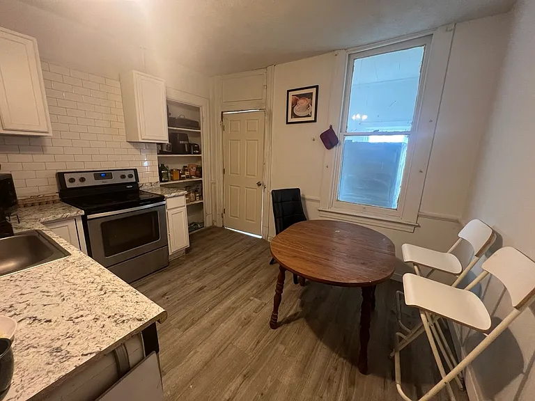 822 Adelaide St — Photo 9