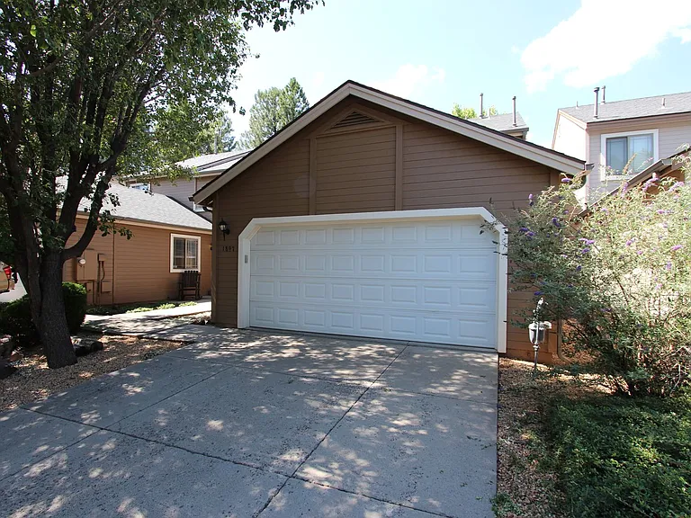 1897 W Camelot Dr — Photo 3