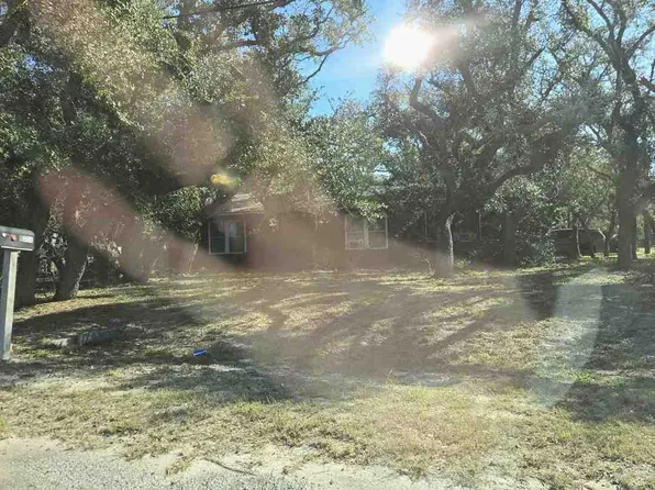 1328 S Kossuth St, Rockport, TX 78382